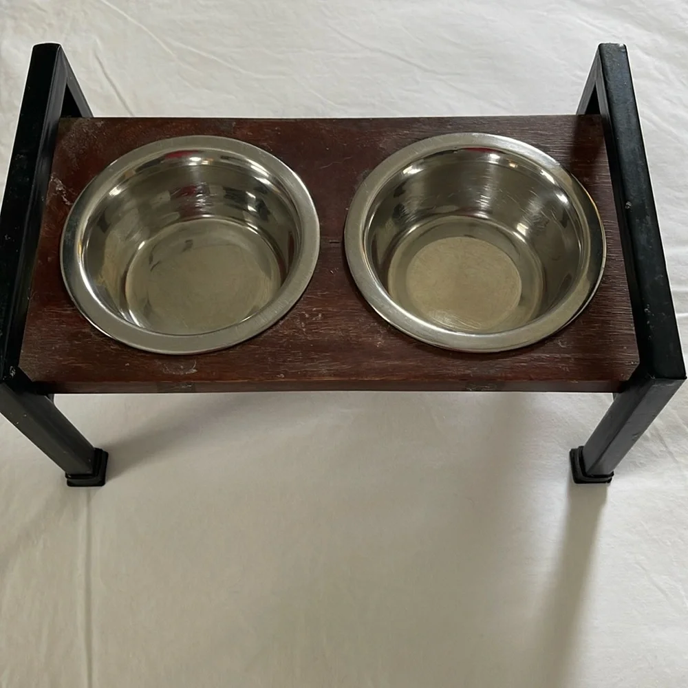 Elevated non-skid, double diner, dog stand